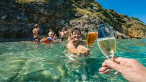 Drinking Aperol and sparkling Wine in the "Champagnerbucht" on the island Cres